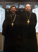 z prawej ks.prot. Leonidas Jankowski (1976 - ) i z lewej ks.prot. Sławomir Troc (wikariusz 1998-2006)